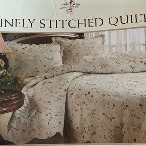 Elegant Floral Quilt - Cream